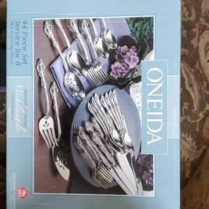 Brand new Oneida 44 piece set